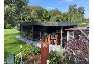 De Hoeve tuinkamer met terras model Schore ALU 70 A + TC | 9,4 x 3,7 m 70 mm